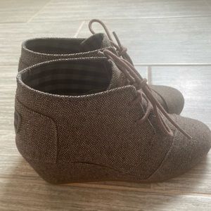 EUC Toms Wedge Booties
